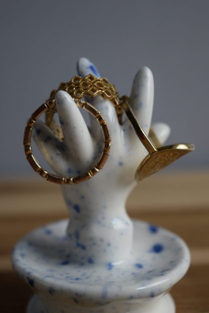 Main porte bague – Image 2
